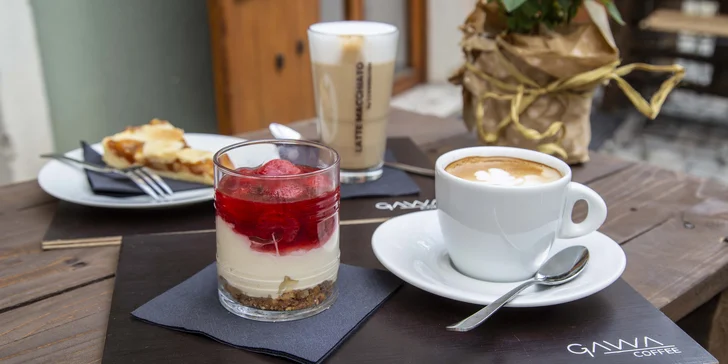 Káva s domácím dortem ve stylové kavárně Gawa coffee pro 1 nebo 2 osoby