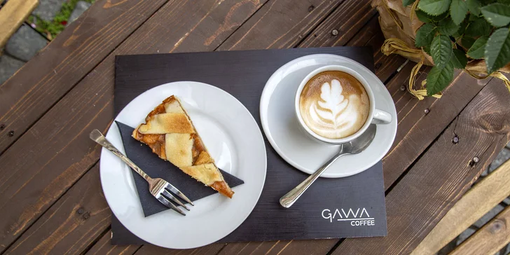 Káva s domácím dortem ve stylové kavárně Gawa coffee pro 1 nebo 2 osoby