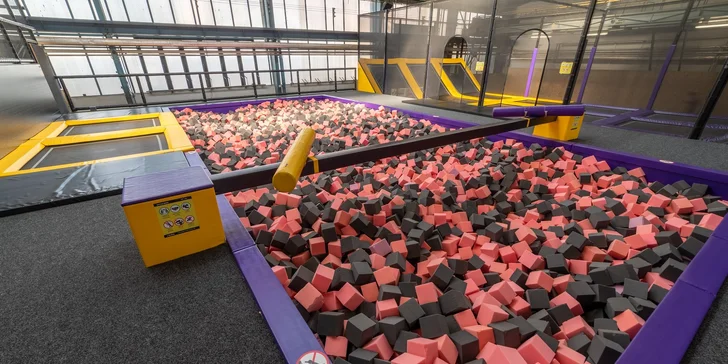 Super zábava: hodina na trampolínách a nafukovacích atrakcích v JumpParku
