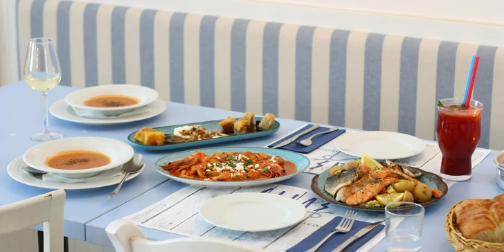 Řecké menu pro dva: mušle, kalamáry, mořský vlk, mix dezertů i víno