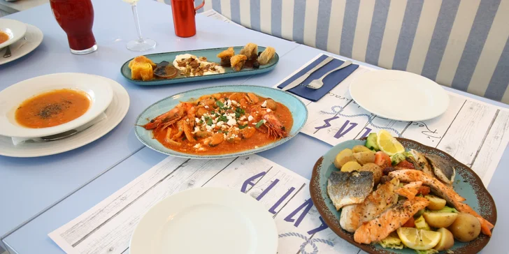 Řecké menu pro dva: mušle, kalamáry, mořský vlk, mix dezertů i víno