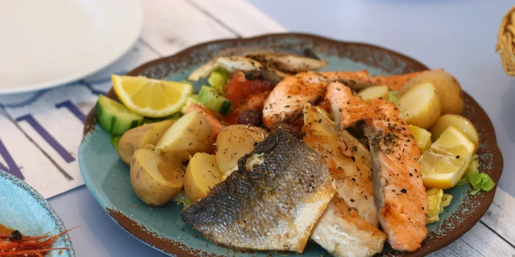 Řecké menu pro dva: mušle, kalamáry, mořský vlk, mix dezertů i víno