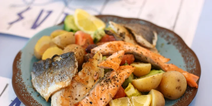 Řecké menu pro dva: mušle, kalamáry, mořský vlk, mix dezertů i víno