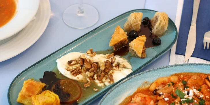 Řecké menu pro dva: mušle, kalamáry, mořský vlk, mix dezertů i víno
