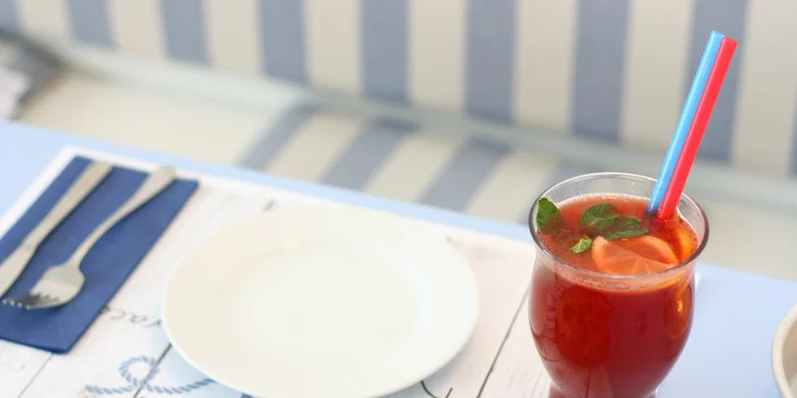 Řecké menu pro dva: mušle, kalamáry, mořský vlk, mix dezertů i víno