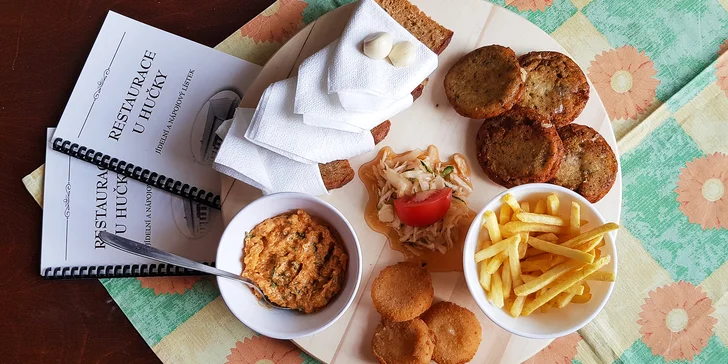 Prkno s tvarůžkovými dobrotami, hranolky, topinky i zelenina pro 2 osoby