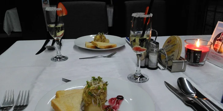 Romantické menu k Valentýnu nebo MDŽ: plněná hruška, vývar, grilovaná panenka a perník