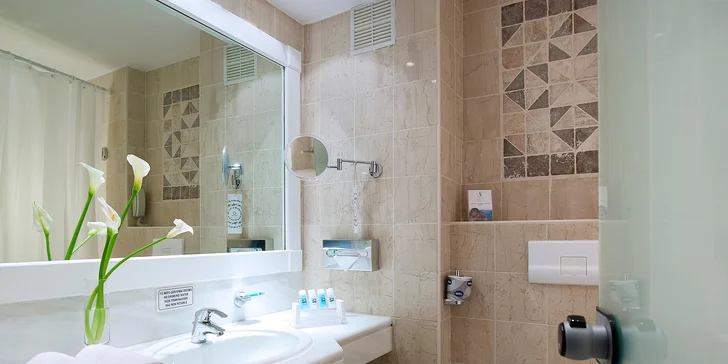 Dovolená pro rodiny, sportovce i požitkáře. 4+* hotel ve stylu krétské vesničky s all inclusive