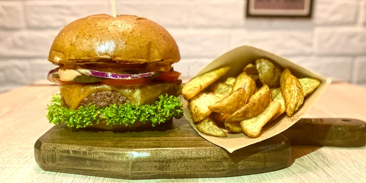 Masový nebo vege burger, americké brambory, dip a 20% sleva na nápoje pro 1 i 2 osoby