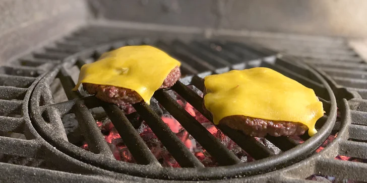 Masový nebo vege burger, americké brambory, dip a 20% sleva na nápoje pro 1 i 2 osoby