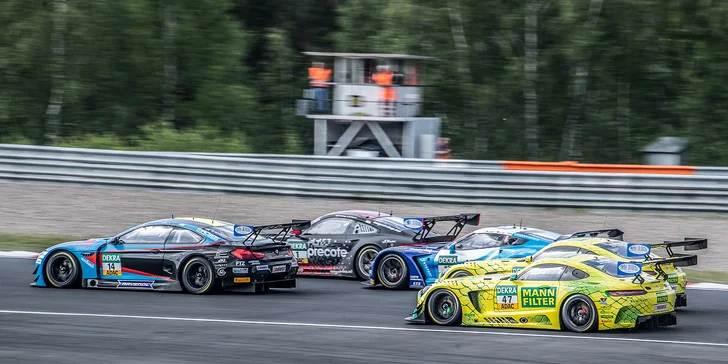 Pro milovníky rychlé jízdy: vstup na mezinárodní závody supersportů v Mostě