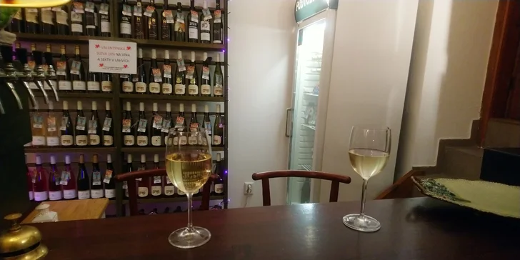 Vinotéka s rodinnou atmosférou: posezení s vínem a mandlemi nebo odnos vína s sebou