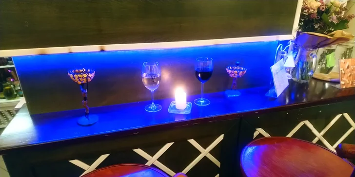 Vinotéka s rodinnou atmosférou: posezení s vínem a mandlemi nebo odnos vína s sebou
