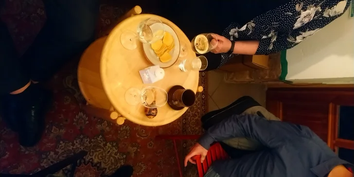 Vinotéka s rodinnou atmosférou: posezení s vínem a mandlemi nebo odnos vína s sebou
