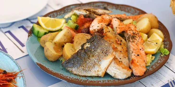Řecké menu pro dva: mušle, kalamáry, mořský vlk, mix dezertů i víno