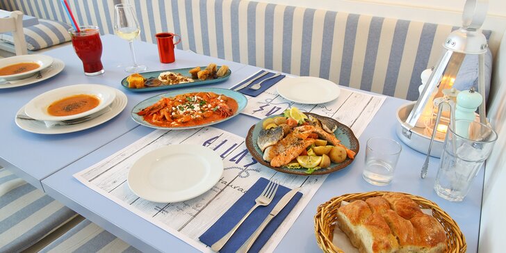 Řecké menu pro dva: mušle, kalamáry, mořský vlk, mix dezertů i víno