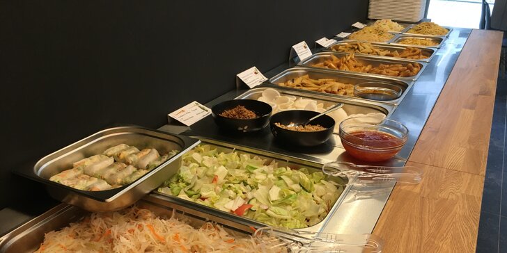 Oběd s neomezenou konzumací v Karlíně: asijská kuchyně, sushi, saláty a další dobroty