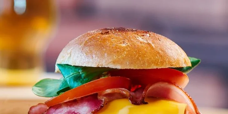 Odpolední svačina v centru Liberce: burger s prkénkem řemeslných piv pro 1 i 2 osoby