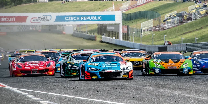 Pro milovníky rychlé jízdy: vstup na mezinárodní závody supersportů v Mostě