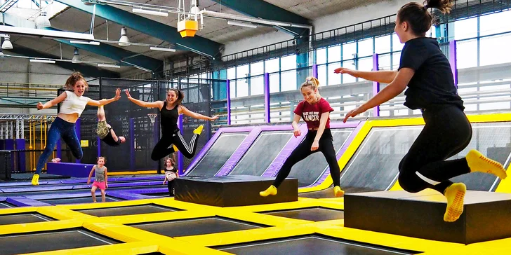 Super zábava: hodina na trampolínách a nafukovacích atrakcích v JumpParku