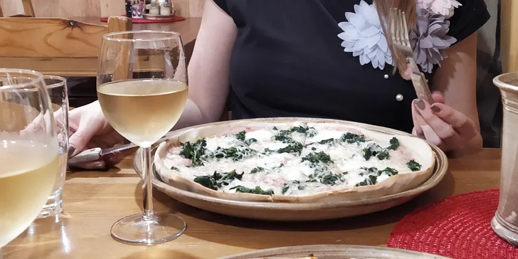 Dvě křupavé pizzy o průměru 32 cm na odnos s sebou a limonáda