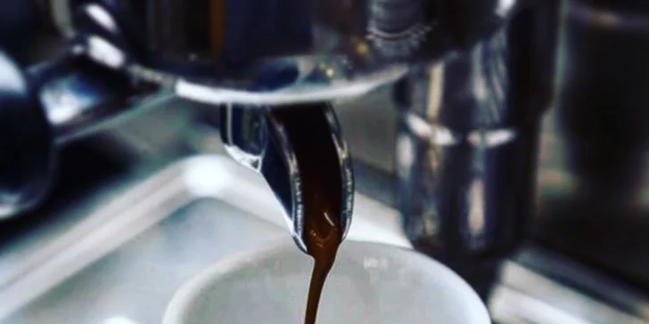Veganské cappuccino nebo lívance s espressem v Caffé Sissi