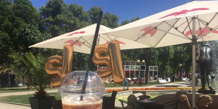 Veganské cappuccino nebo lívance s espressem v Caffé Sissi