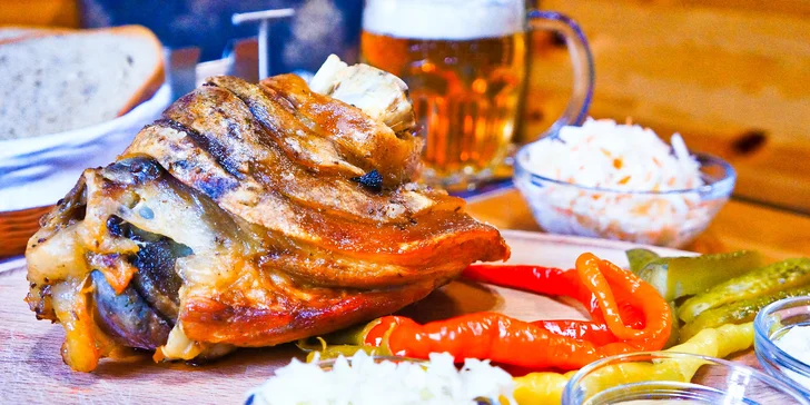 Dvě vepřová kolena z grilu s pečivem, okurkou a křenem