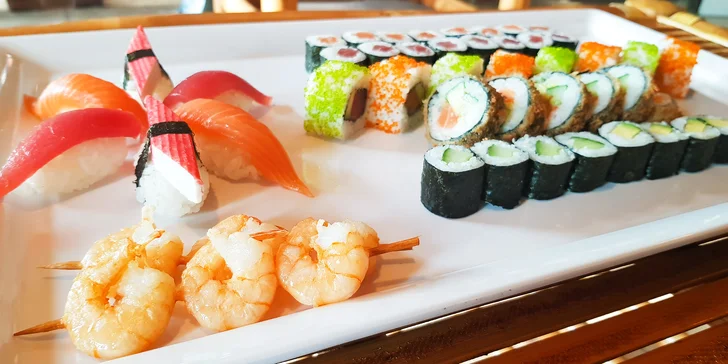 Japonská Ostrava: set 32 či 50 ks sushi s rybami, krevetami i avokádem