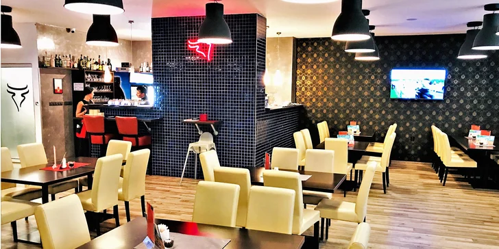 3chodové menu pro 1 či 2: caprese jako předkrm, steak nebo losos a dezert