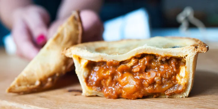 Čerstvě upečené slané koláče podle australského receptu: s hovězím, kuřecím i vegetariánské