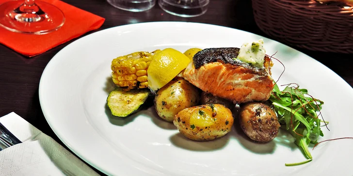 3chodové menu pro 1 či 2: caprese jako předkrm, steak nebo losos a dezert