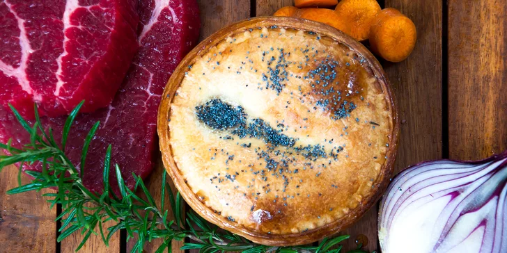 Čerstvě upečené slané koláče podle australského receptu: s hovězím, kuřecím i vegetariánské