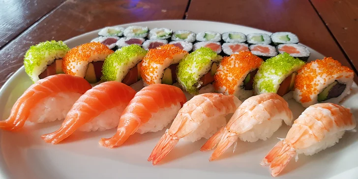 Asijská hostina: 30 nebo 52 ks sushi s lososem, avokádem, tuňákem i krevetou