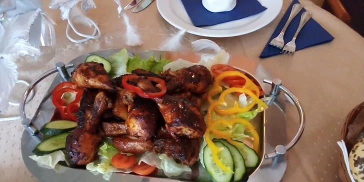 Nálož paliček: 1,5 kg pečených kuřecích paliček podávaných na křehkém salátu pro 2 osoby