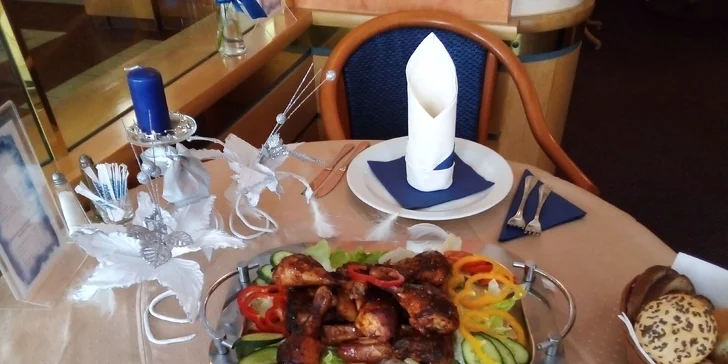Nálož paliček: 1,5 kg pečených kuřecích paliček podávaných na křehkém salátu pro 2 osoby