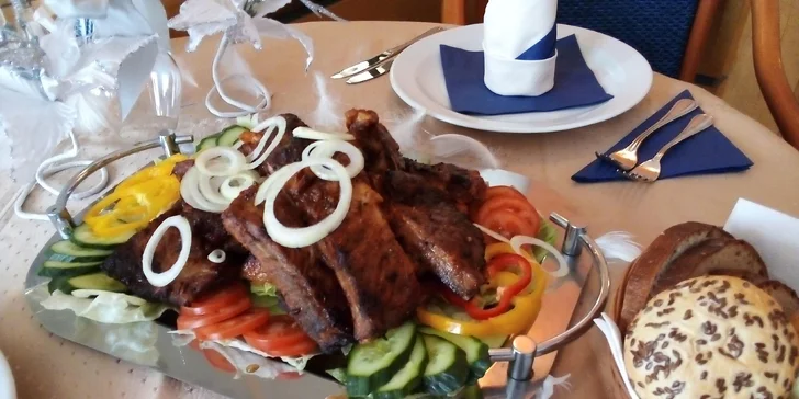 Masová hostina pro 2 osoby: marinovaná sladko-pikantní žebírka s pečivem