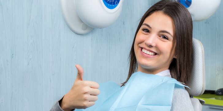 Dentální hygiena a bělení zubů gelem a modrým laserovým světlem