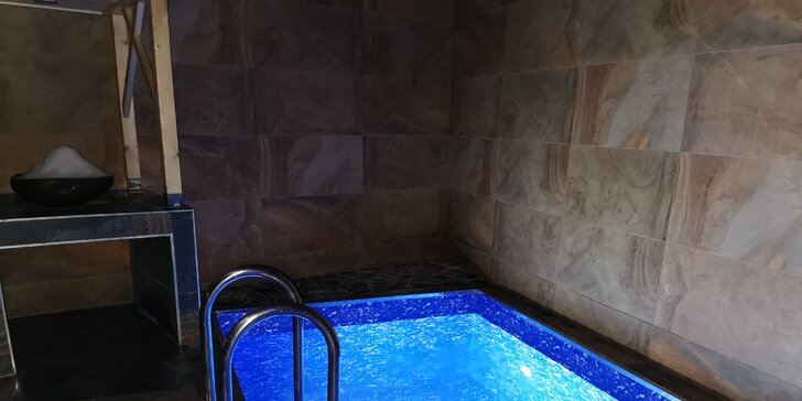 1–2 hodiny relaxace: velký saunový svět s 10 druhy saun, vířivkami a intimní atmosférou
