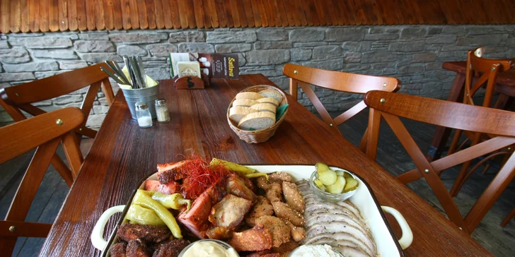 1,25–2,5 kg žeber, kolene, řízků, křídel a bůčkové rolády i hodina bowlingu