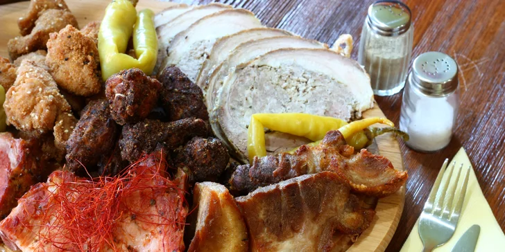 1,25–2,5 kg žeber, kolene, řízků, křídel a bůčkové rolády i hodina bowlingu