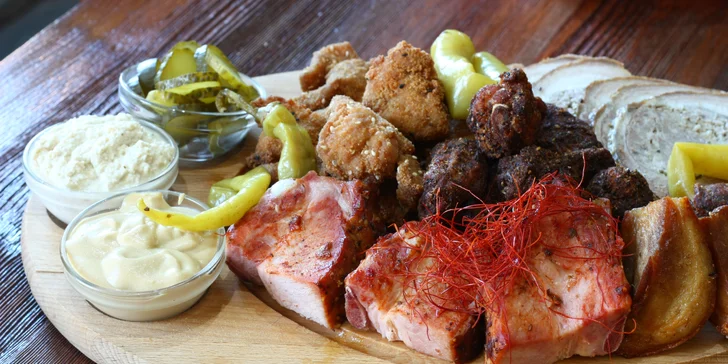 1,25–2,5 kg žeber, kolene, řízků, křídel a bůčkové rolády i hodina bowlingu