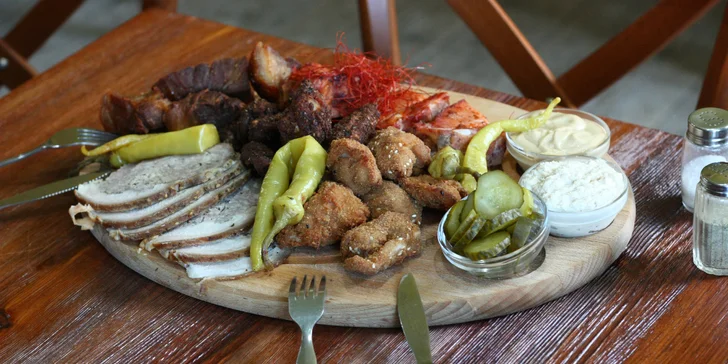 1,25–2,5 kg žeber, kolene, řízků, křídel a bůčkové rolády i hodina bowlingu