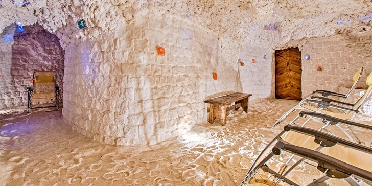 Pivní nebo vinná koupel s neomezenou konzumací nápojů a solná jeskyně pro 2 osoby