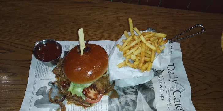 Pochoutka, co má šťávu: barbecue burger s trhaným vepřovým masem, hranolky a BBQ dresinkem