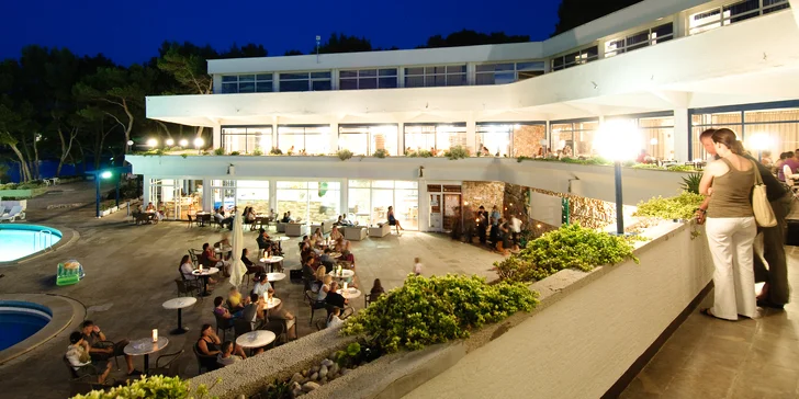 Rodinná dovolená na ostrově Hvar: polopenze, bazény a až 2 děti zdarma