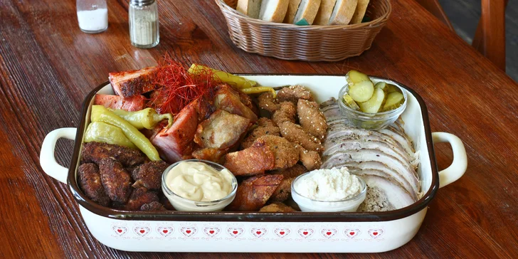 1,25–2,5 kg žeber, kolene, řízků, křídel a bůčkové rolády i hodina bowlingu