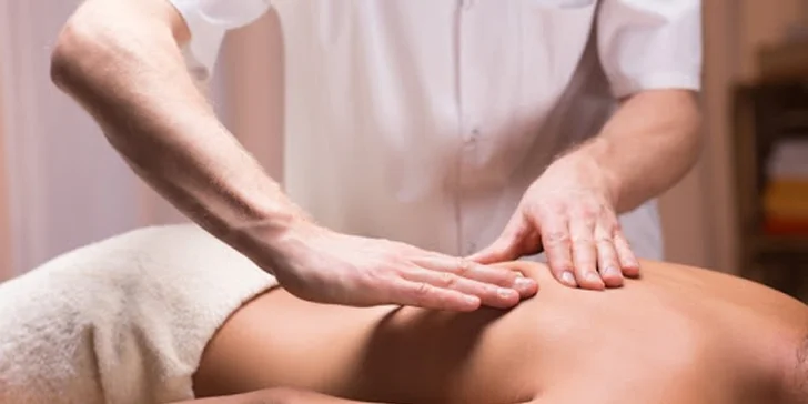Perfektní relaxace: Masáž zad a šíje vč. prohřátí v termoobleku