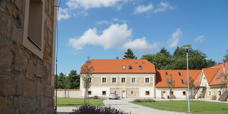 Za odpočinkem do krásné tvrzi s jídlem i wellness