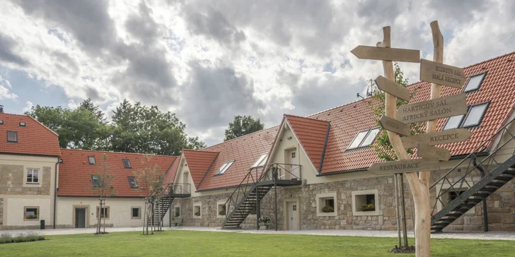 Relaxační pobyt v krásné historické tvrzi: jídlo, wellness i program s jógou a přednáškami